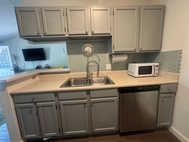 Building Photo - 2 bedroom Condo close to UCCS