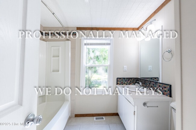 Building Photo - 1105 N Winstead Ave