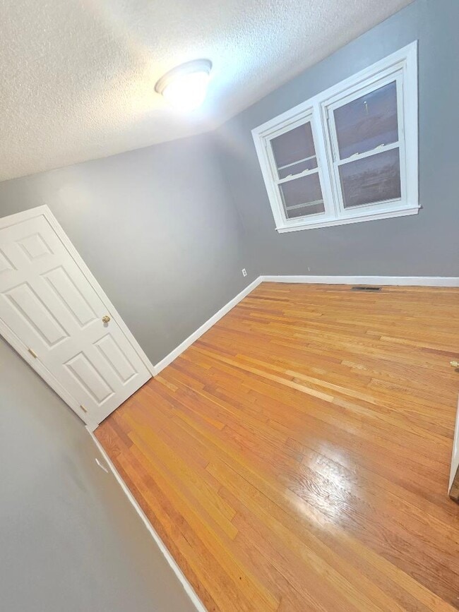 Building Photo - 19 Glen St