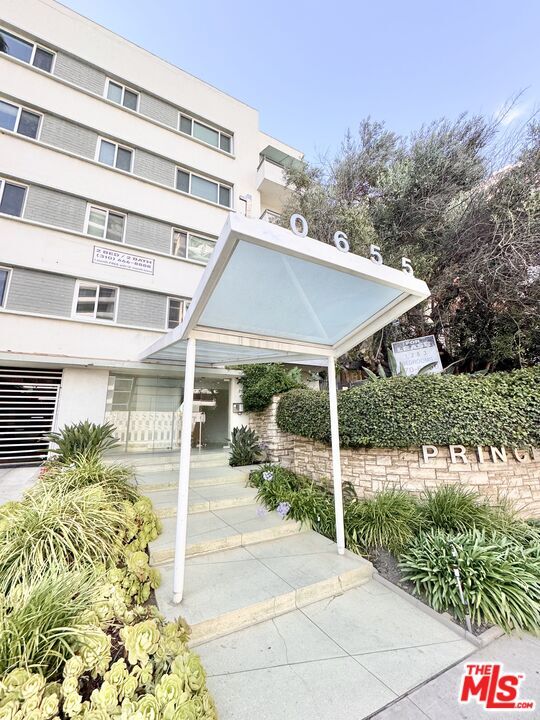 Building Photo - 10655 Wilshire Blvd