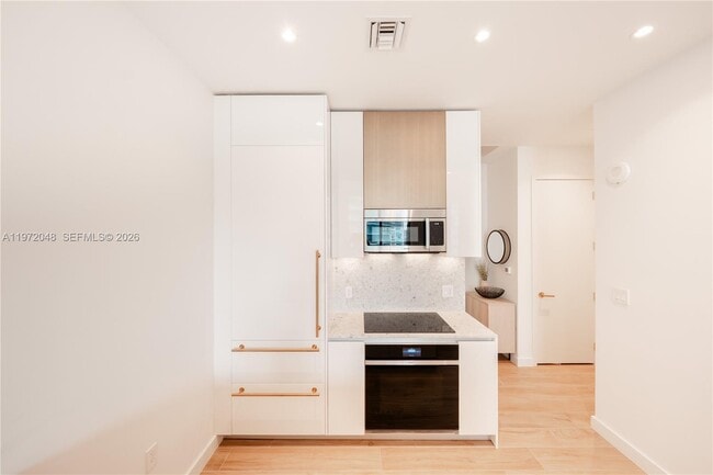 Building Photo - 2655 S Bayshore Dr