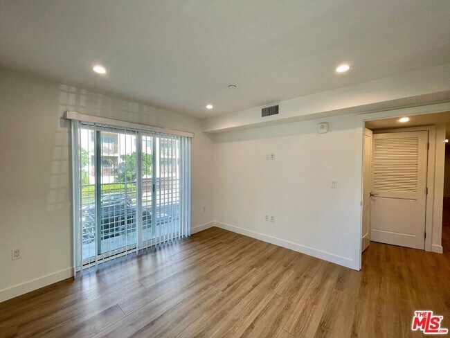 Building Photo - 5405 Hermitage Ave