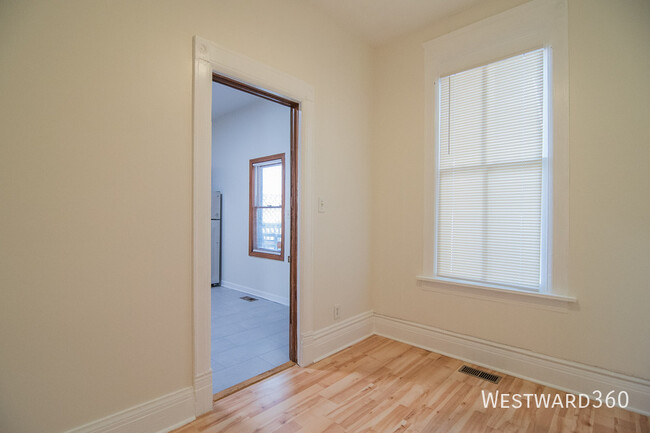 Building Photo - 3356 N Kenmore Ave