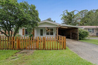Building Photo - Charming updated 2 Bedroom, 2 full bath ho...