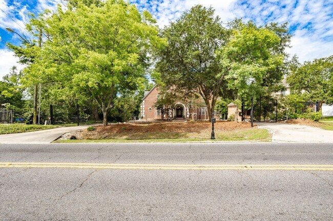 Building Photo - Historic Highland Road Beauty with Bayou V...