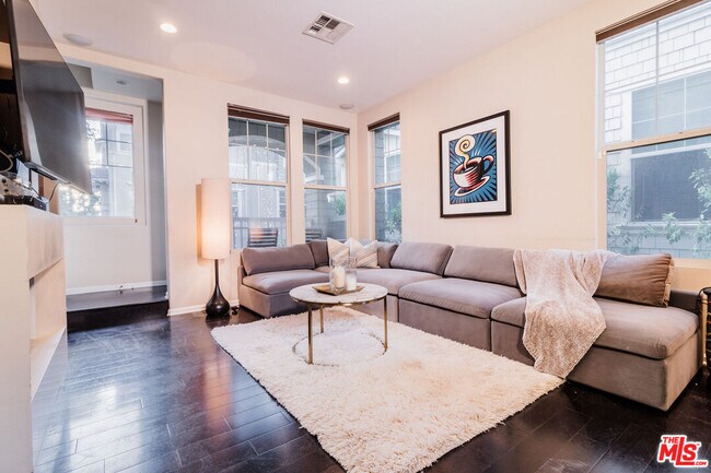 Building Photo - 1245 Wilcox Ave