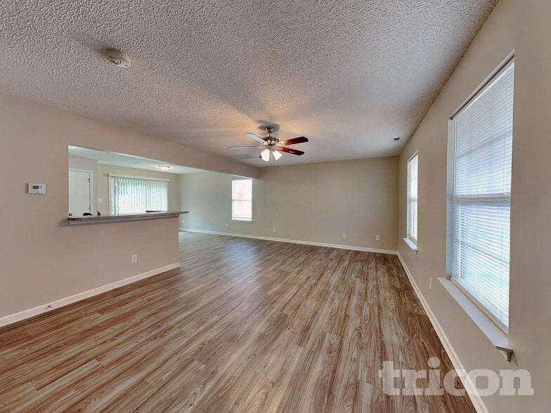 Building Photo - 535 Railway Pl SW