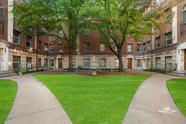 Primary Photo - Fantastic Rogers Park 1 Bedroom Has it All