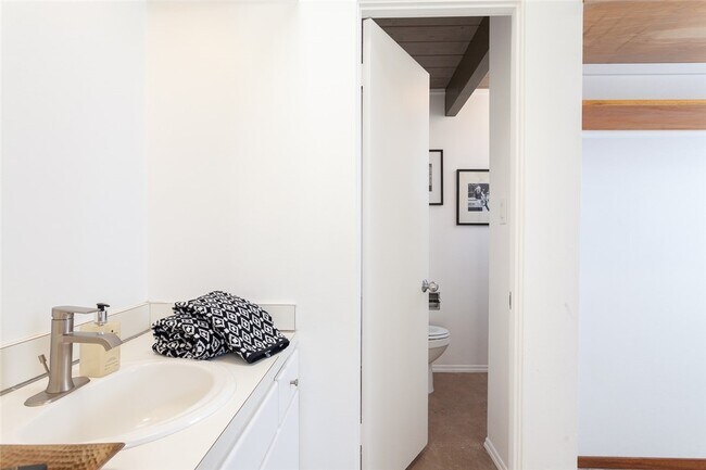 Building Photo - 1131 N Encanto St