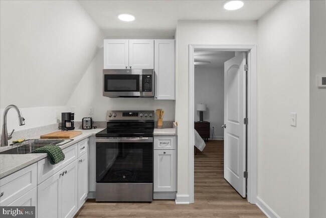 Building Photo - 380 Broadview Ave