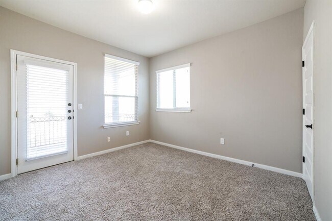 Building Photo - 400 Hummingbird Ln