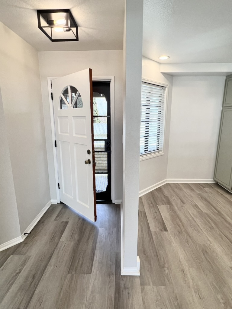 Front door entry and eat-in kitchen area - 1857 W Falmouth Ave