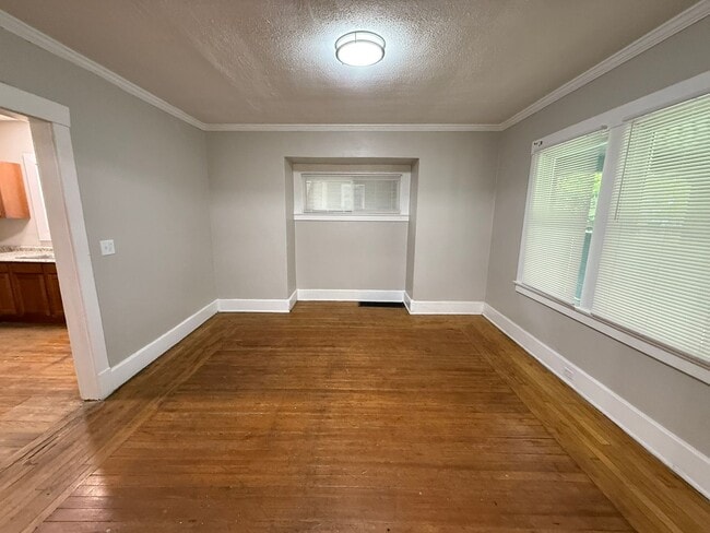 Building Photo - Updated and Spacious 3-4 Bedroom, 2 Story Home Located on North Side of Youngstown