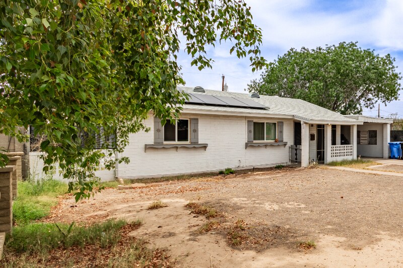 Building Photo - 2801 W Glenrosa Ave