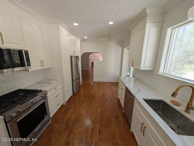 Building Photo - 1429 Azalea Dr