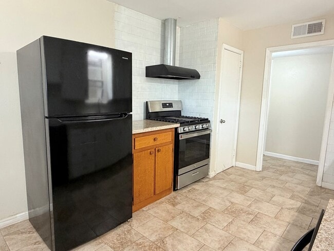 Building Photo - 2434 Beechwood St