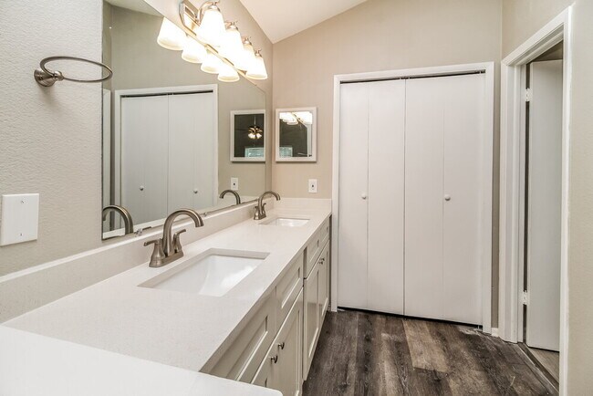 Building Photo - 520 Portland Cir