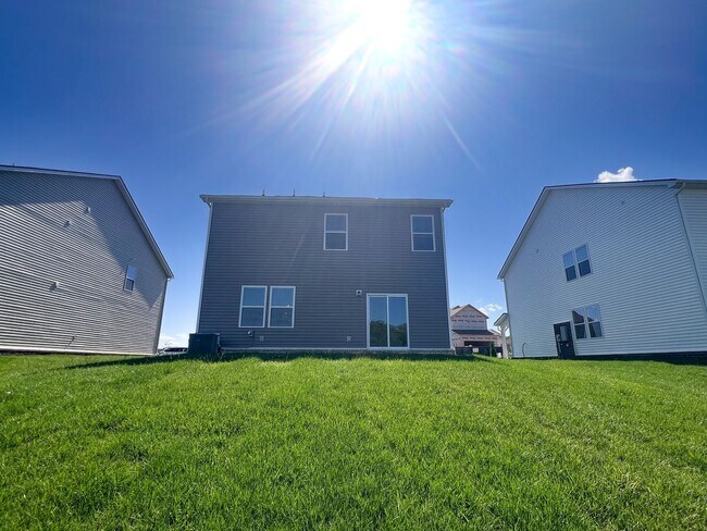 Building Photo - 4 Bedroom 2.5 Bathroom Home