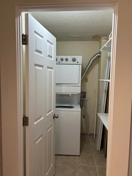 Building Photo - 1350 Golden Cir