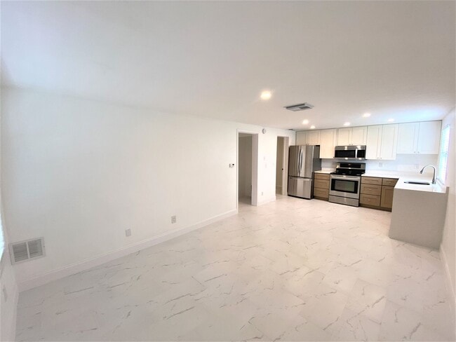 Building Photo - ** TREETOPS OF NAPLES ** 1 BED / 1 BATH **...