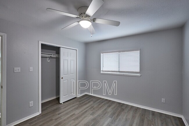 Building Photo - 1813 Lazy Lake Dr