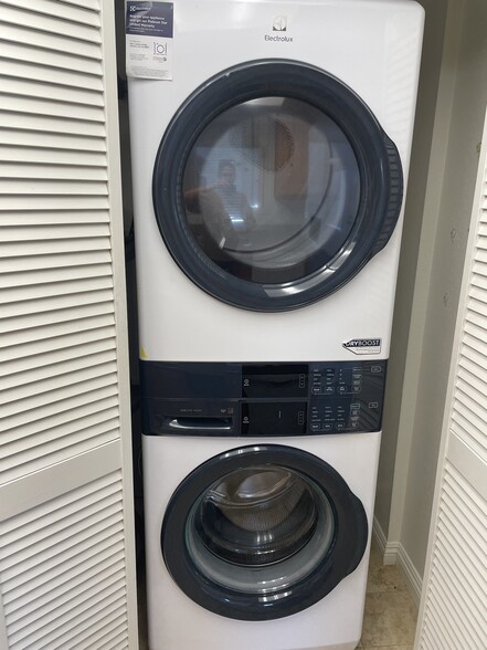 Large Stackable Washer/Dryer - 21112 Rose