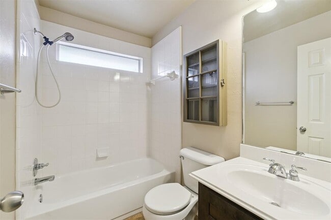 Building Photo - 16413 Village Green Dr