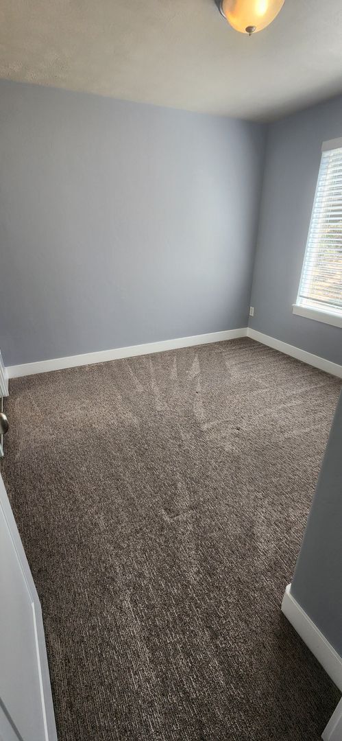 Building Photo - Luxury 3 Bedroom Plus Den in Sandy!