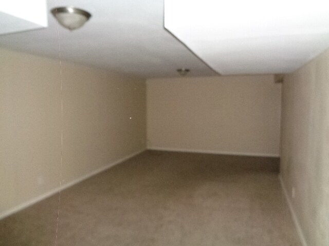 Building Photo - 2325 Hyacinth Rd