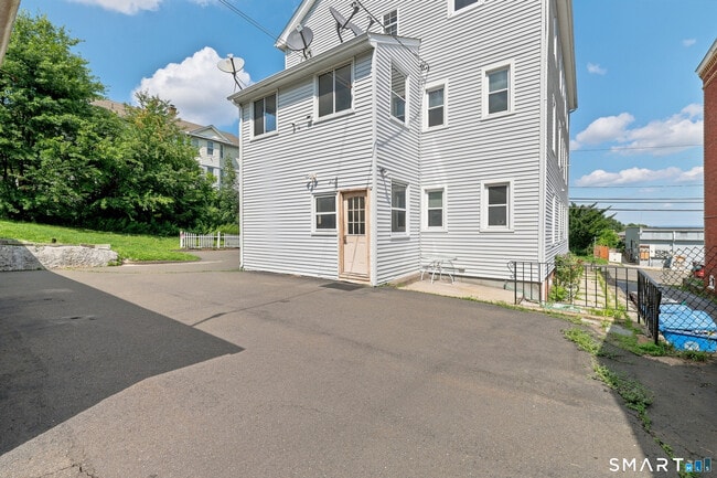 Building Photo - 126 Booth St