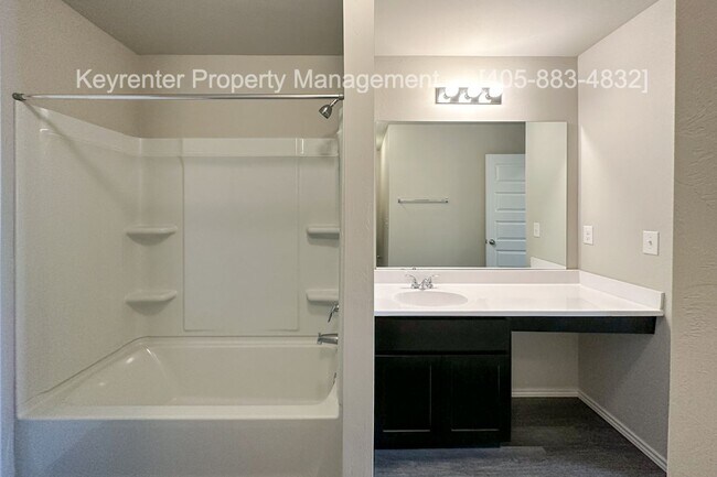 Building Photo - Gorgeous 4 Bed 2 Bath Home in Heart Of Yukon!