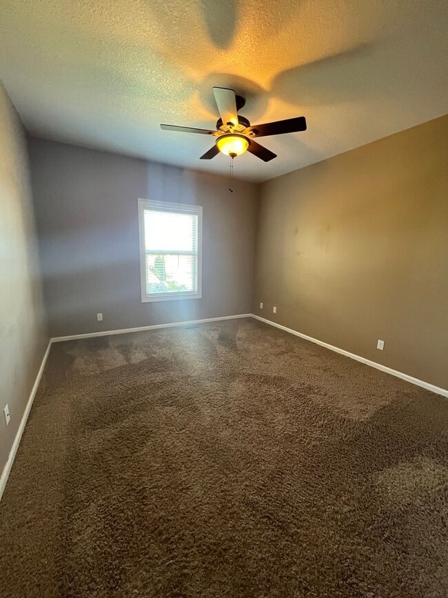 Building Photo - Luxurious 4-Bedroom Home in Fox Creek Subdivision!