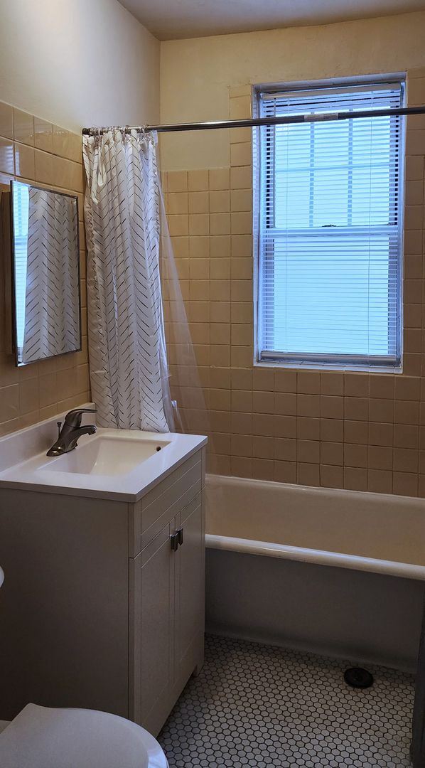 Building Photo - Spacious Belmont-Cragin One Bed/One Bath - Cats welcome! **Income Guidelines Apply**