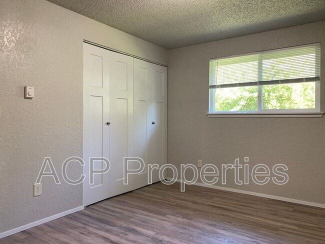 Building Photo - 3618 E Rusley Dr