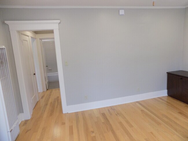 Building Photo - R0463