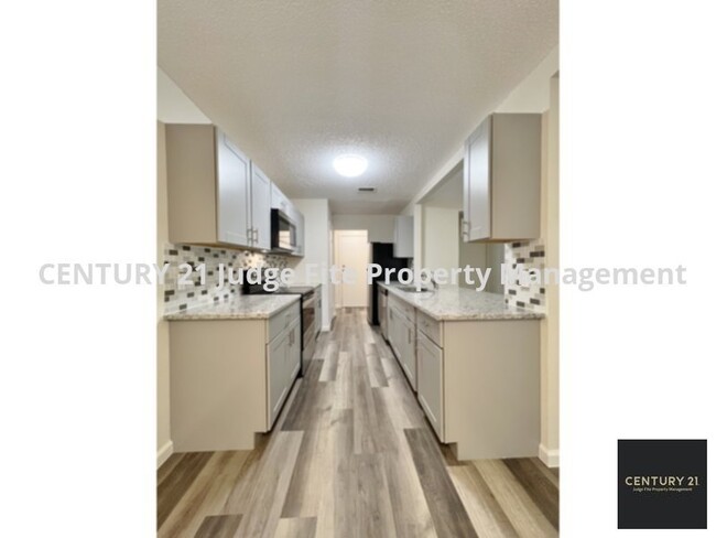 Building Photo - Fully Renovated 2/2/1 Duplex For Rent!