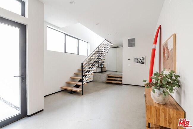 Building Photo - 611 Broadway St