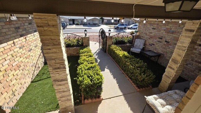 Building Photo - 10557 Breezeway Ave