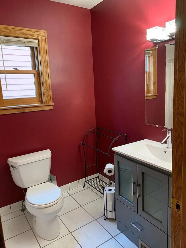 Building Photo - Great Southwest Minneapolis 3br/2ba Home - Avail June 1 for long term lease