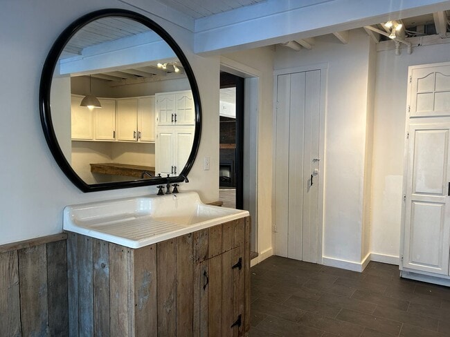 Building Photo - Stunning 5-bedroom in Conestoga Valley School District