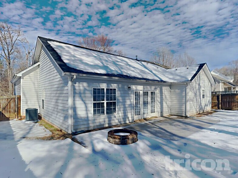 Building Photo - 153 Devon Forrest Dr