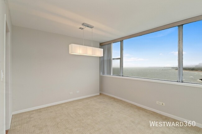 Building Photo - Edgewater Apartment with Stunning Lake & C...