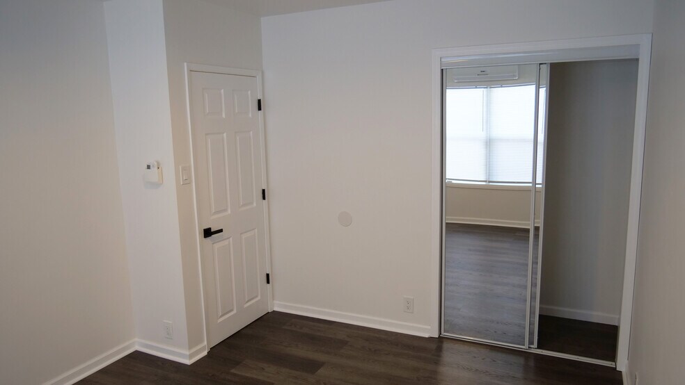 Second bedroom. Identical mirrored built-in closet. - 259 E Puente St