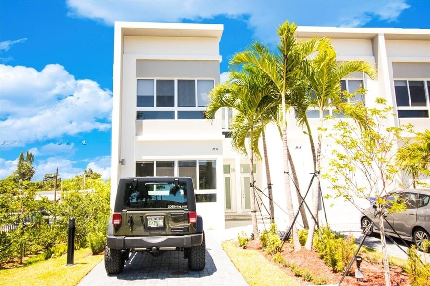 Primary Photo - 2465 NE 135th St