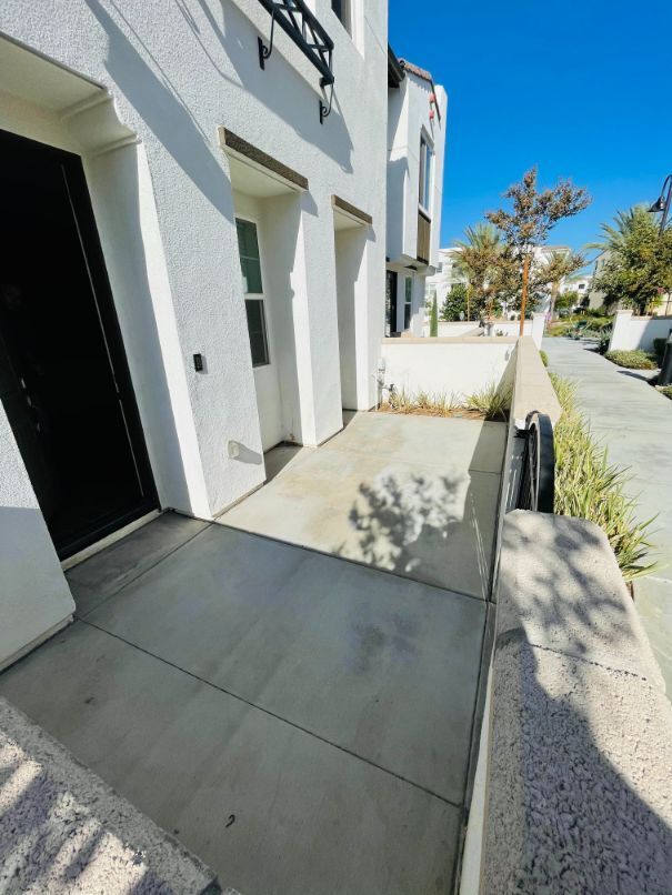 Building Photo - 30316 Town Square Dr