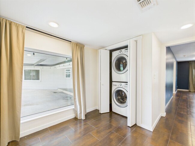 Building Photo - Charming 3-Bedroom Retreat with 2 Full Baths in the Heart of Fredericksburg!