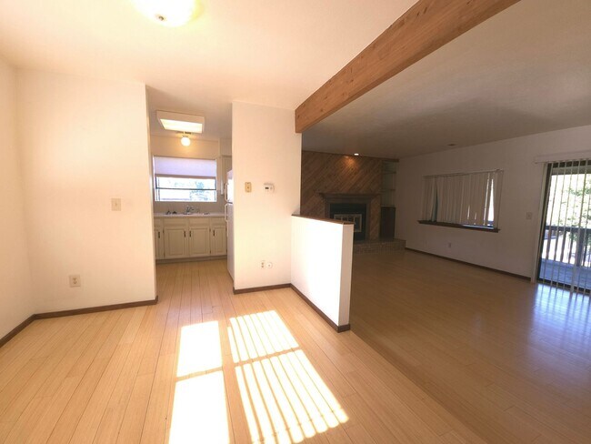 Building Photo - 2 bed 2 bath condo located in the Chateau Village West subdivision