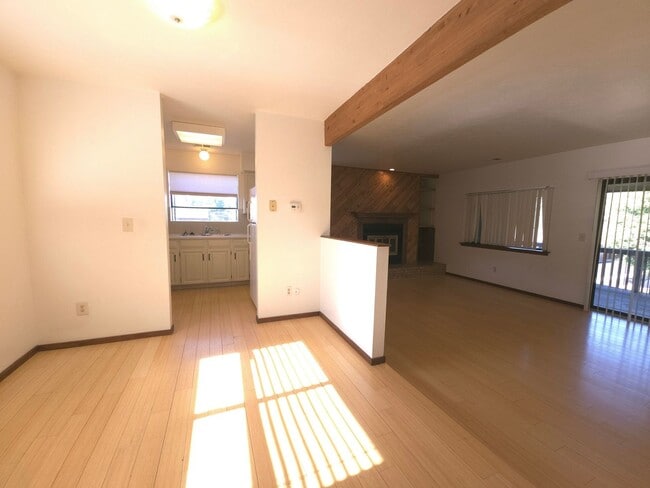 Building Photo - 525 Manhattan Dr
