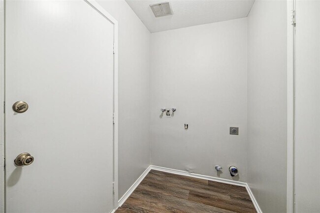 Building Photo - 2039 Hilton Head Dr