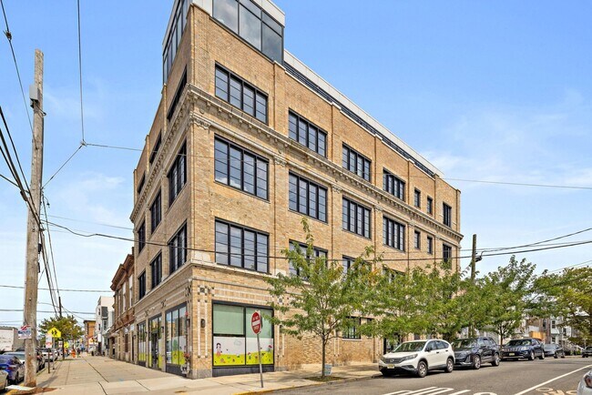 Building Photo - 142 Charles St